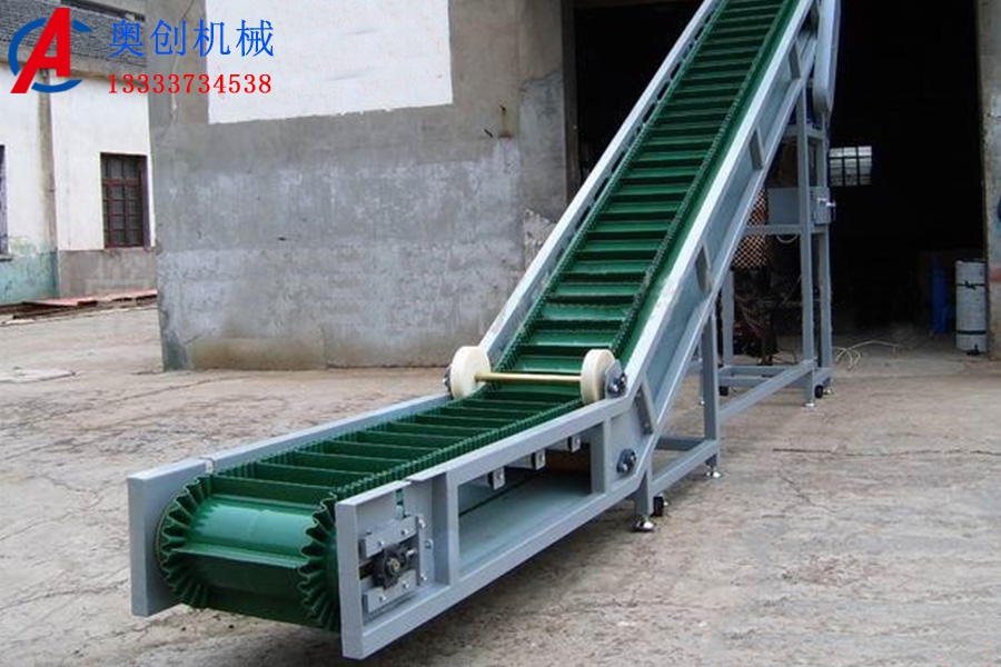 大傾角波狀擋邊帶式輸送機(jī) 大傾角波狀擋邊帶式輸送機(jī)